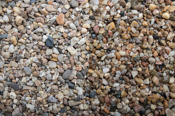 Kieselsteine in verschiedenen Größen und Körnungen